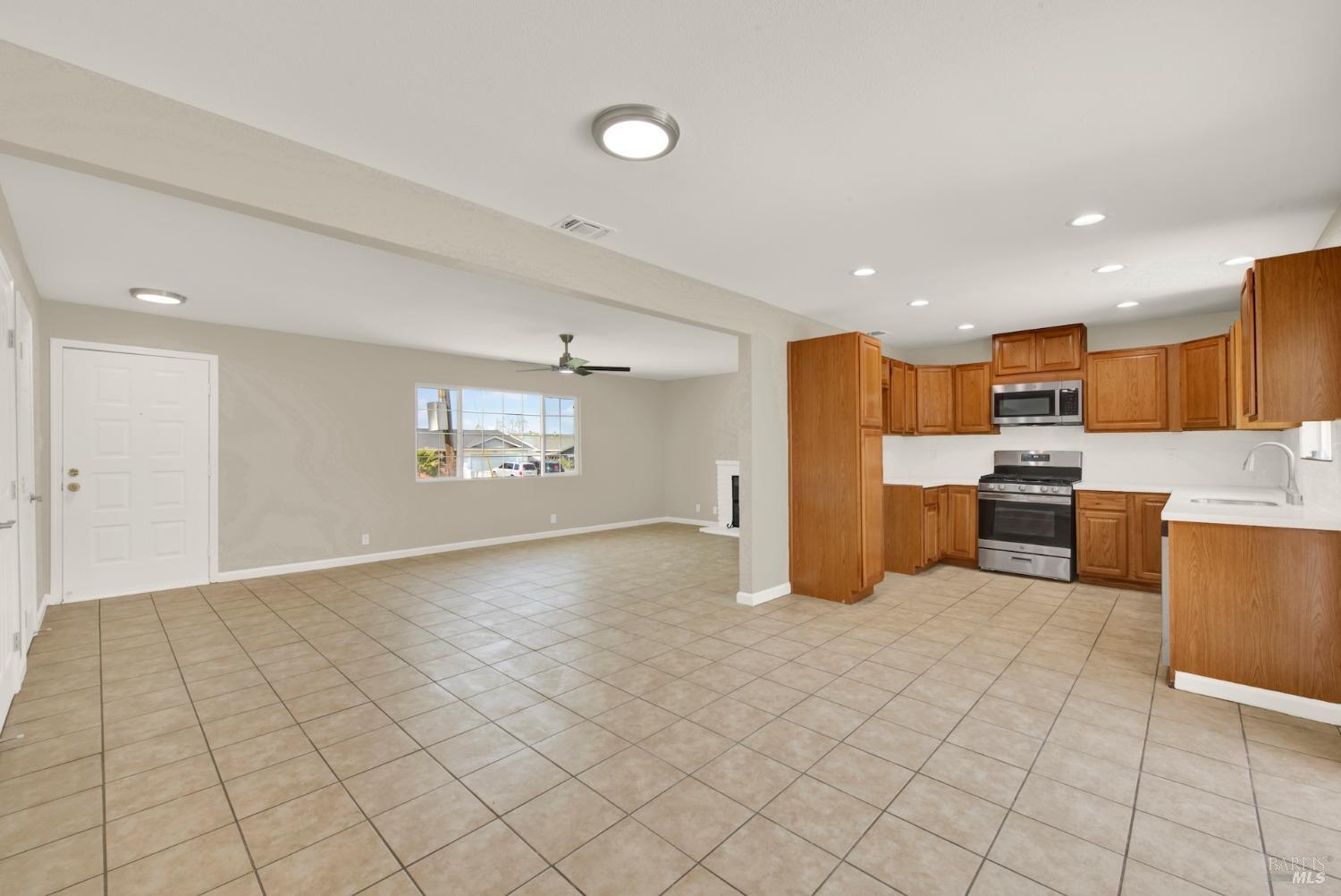Detail Gallery Image 3 of 18 For 630 Mini Dr, Vallejo,  CA 94589 - 3 Beds | 2 Baths