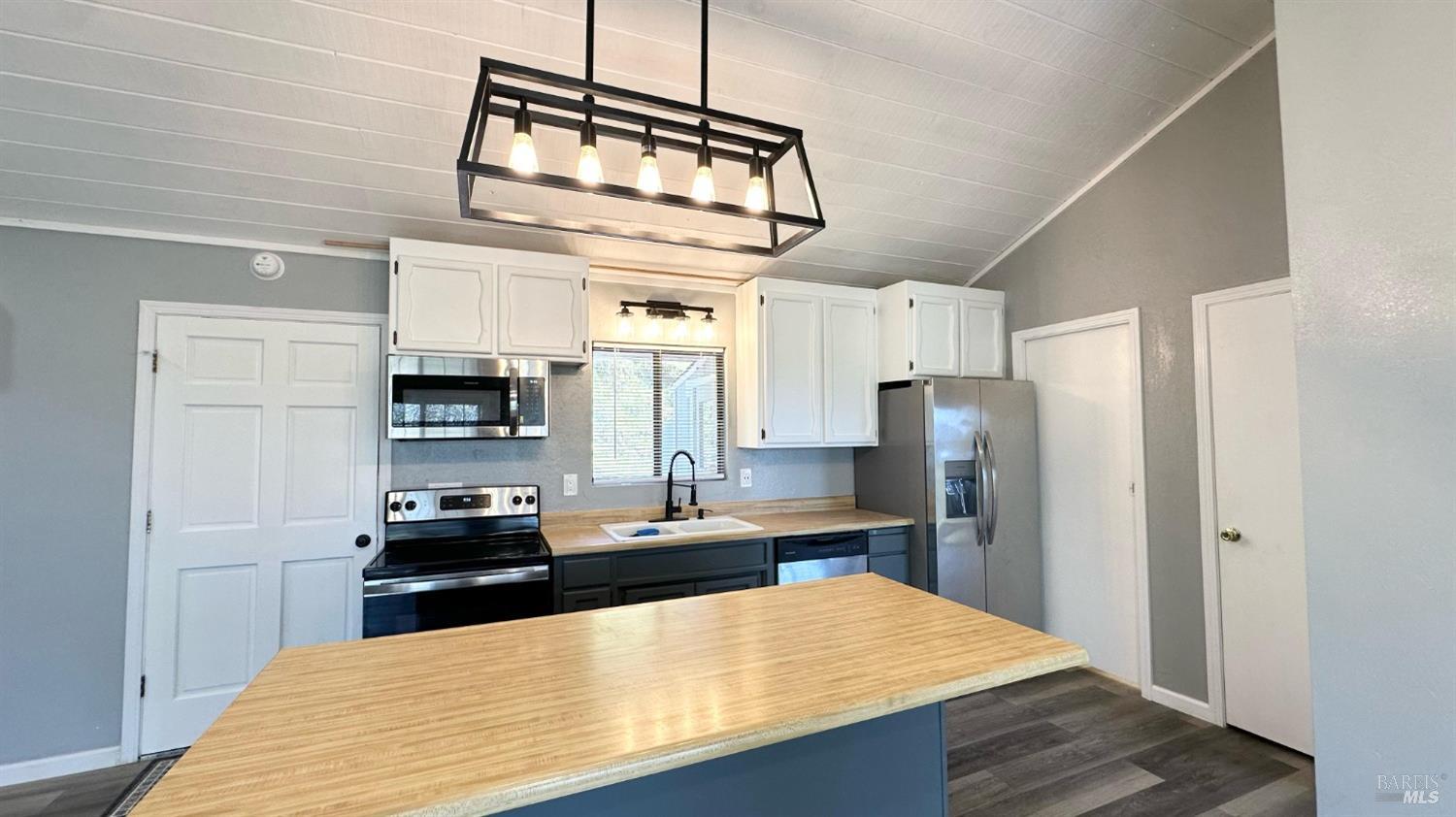 Detail Gallery Image 10 of 34 For 3425 Black Bart Trl, Redwood Valley,  CA 95470 - 2 Beds | 1 Baths
