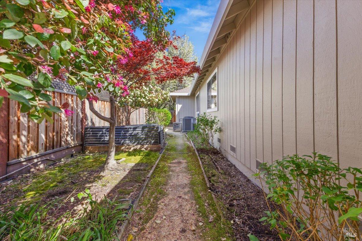 Detail Gallery Image 33 of 39 For 15401 Thomas St, Glen Ellen,  CA 95442 - 3 Beds | 2 Baths