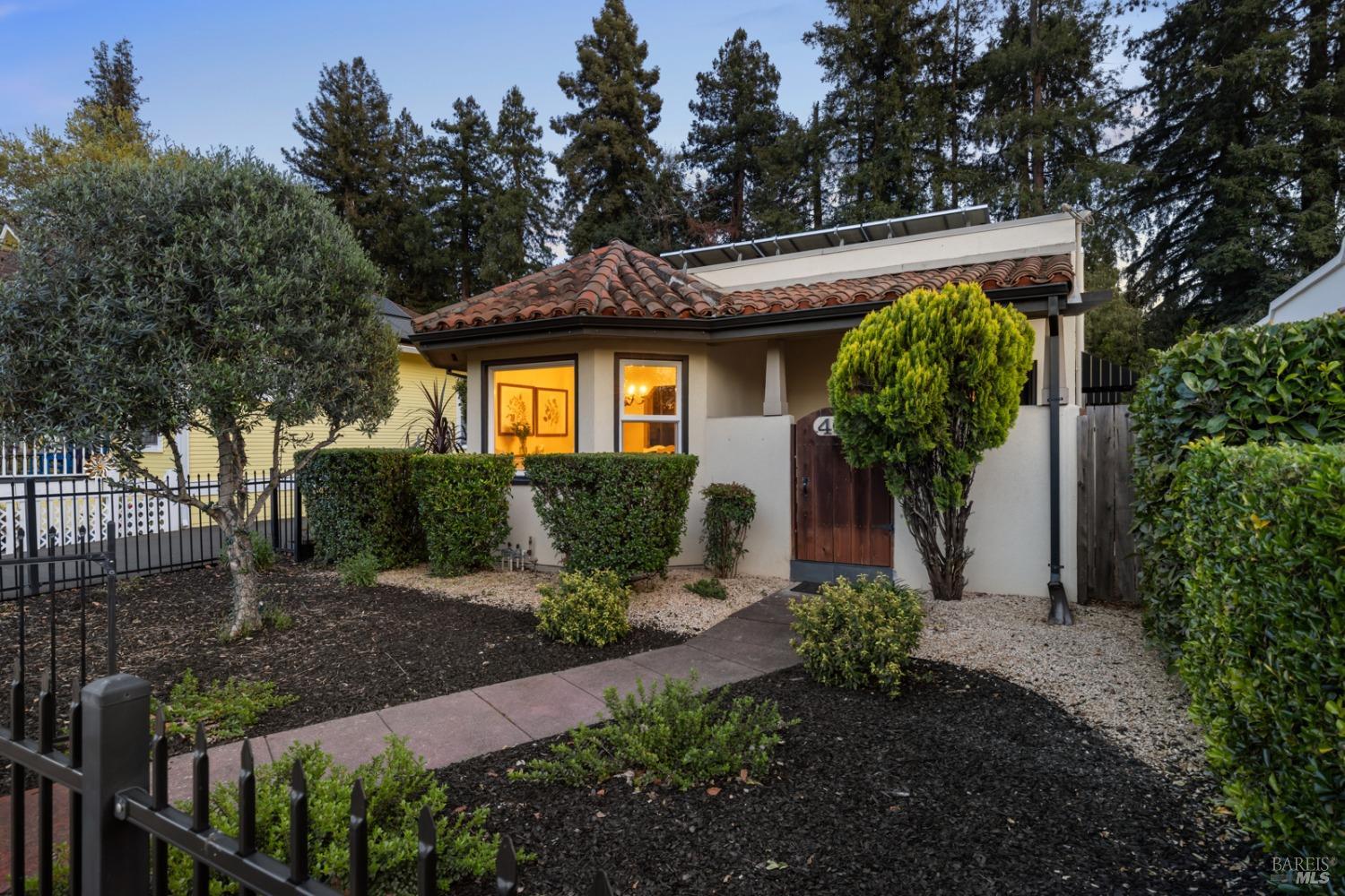 Detail Gallery Image 1 of 1 For 466 Sonoma Ave, Santa Rosa,  CA 95401 - 3 Beds | 1/1 Baths
