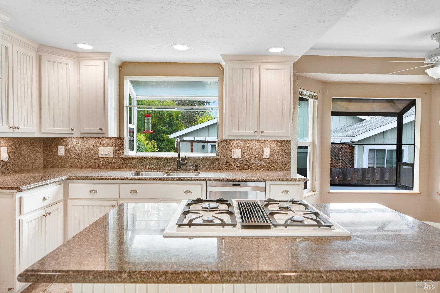 Detail Gallery Image 11 of 29 For 1728 Arroyo Sierra Cir, Santa Rosa,  CA 95405 - 3 Beds | 2/1 Baths