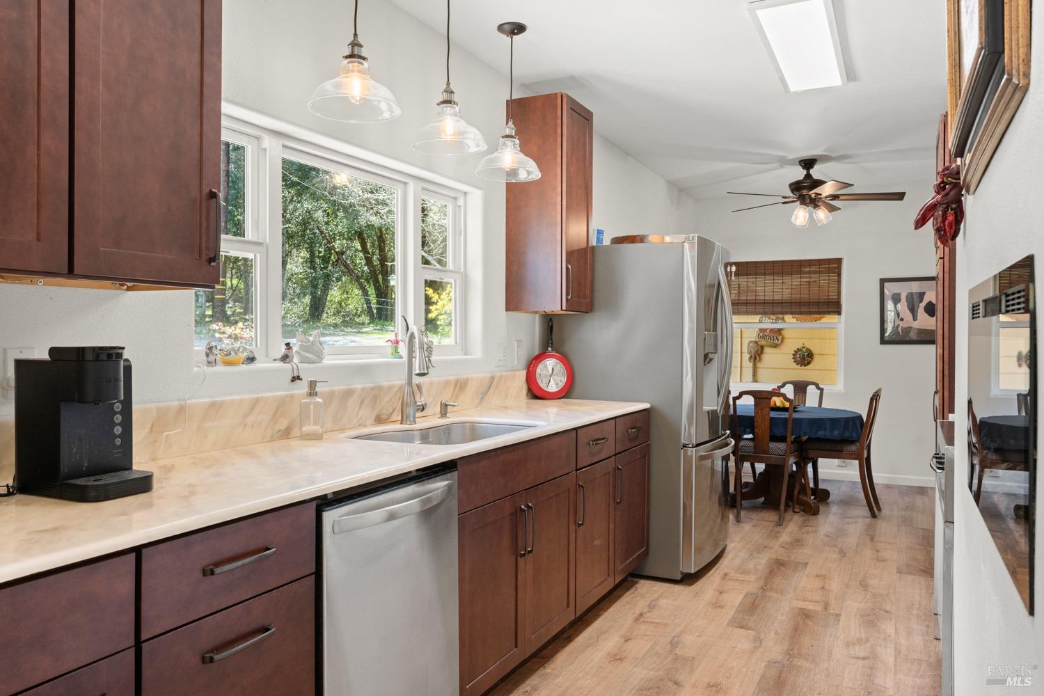 Detail Gallery Image 8 of 39 For 5490 Eastside Calpella Rd, Ukiah,  CA 95482 - 4 Beds | 3 Baths