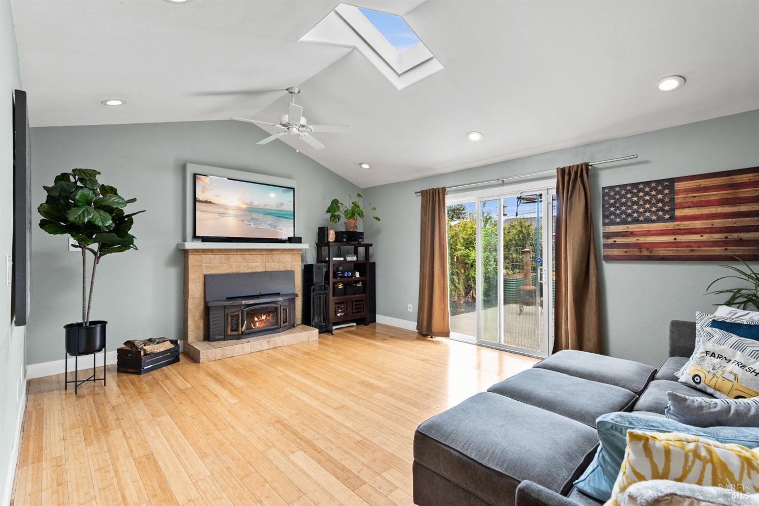 Detail Gallery Image 16 of 34 For 516 Alta Ave, Rohnert Park,  CA 94928 - 5 Beds | 3 Baths