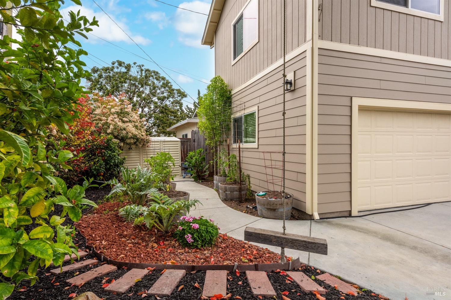 Detail Gallery Image 5 of 34 For 516 Alta Ave, Rohnert Park,  CA 94928 - 5 Beds | 3 Baths
