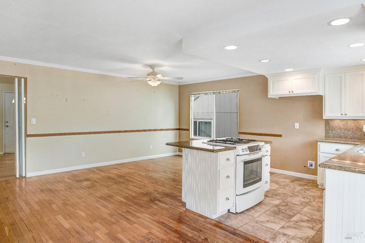 Detail Gallery Image 13 of 29 For 1728 Arroyo Sierra Cir, Santa Rosa,  CA 95405 - 3 Beds | 2/1 Baths