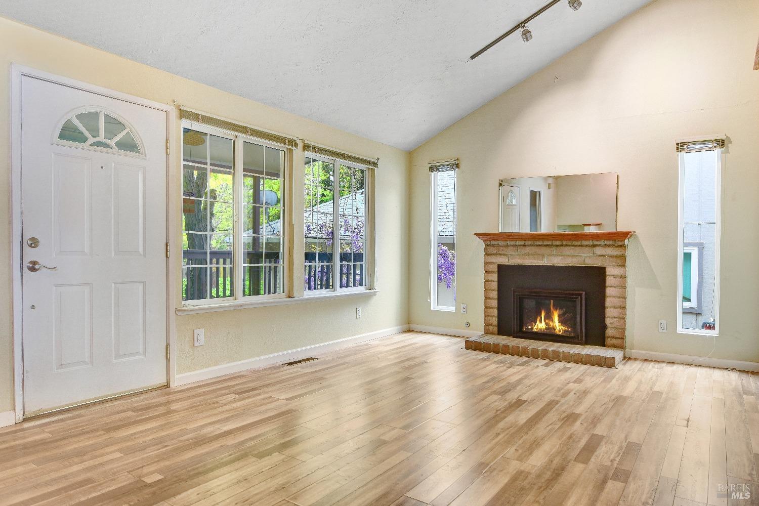 Detail Gallery Image 7 of 29 For 1728 Arroyo Sierra Cir, Santa Rosa,  CA 95405 - 3 Beds | 2/1 Baths