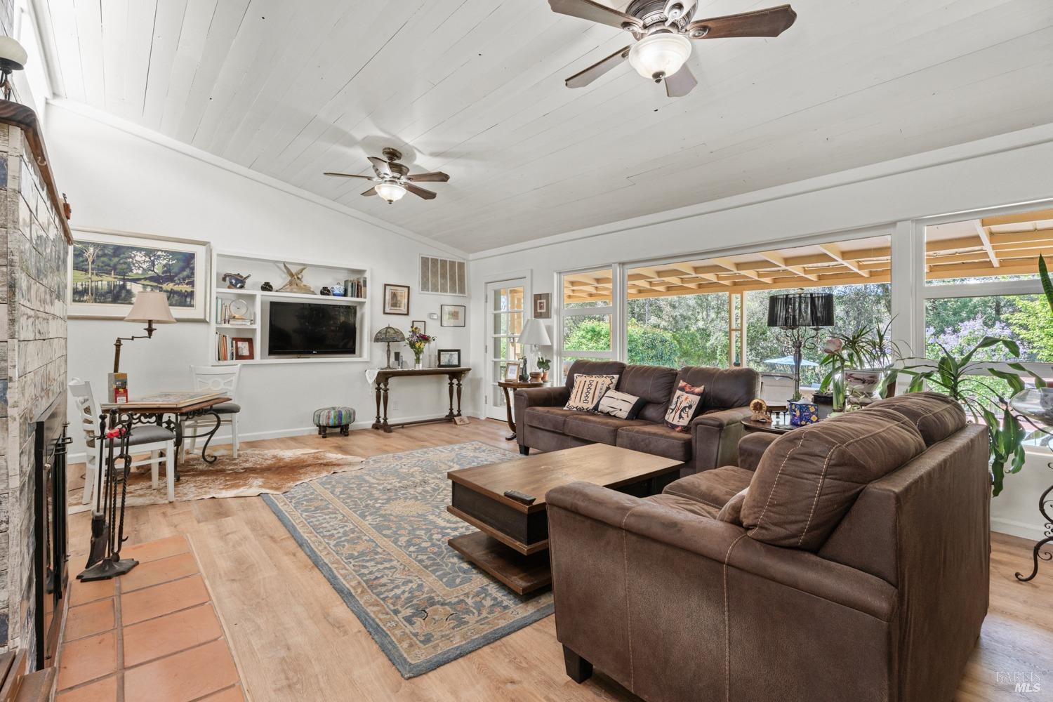 Detail Gallery Image 10 of 39 For 5490 Eastside Calpella Rd, Ukiah,  CA 95482 - 4 Beds | 3 Baths