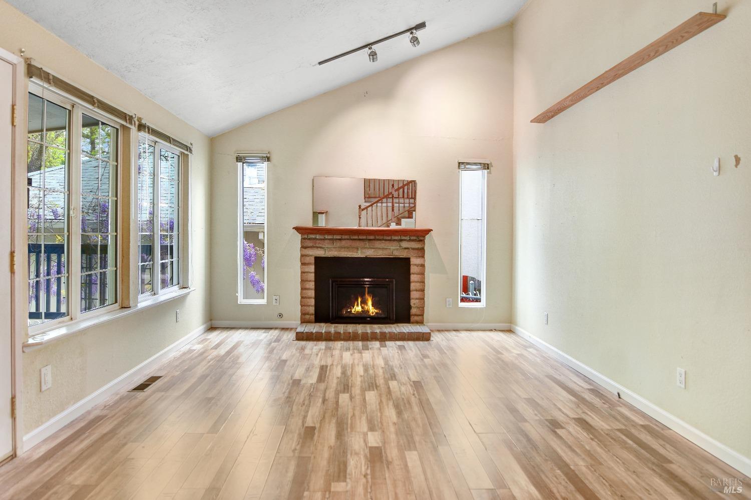 Detail Gallery Image 6 of 29 For 1728 Arroyo Sierra Cir, Santa Rosa,  CA 95405 - 3 Beds | 2/1 Baths