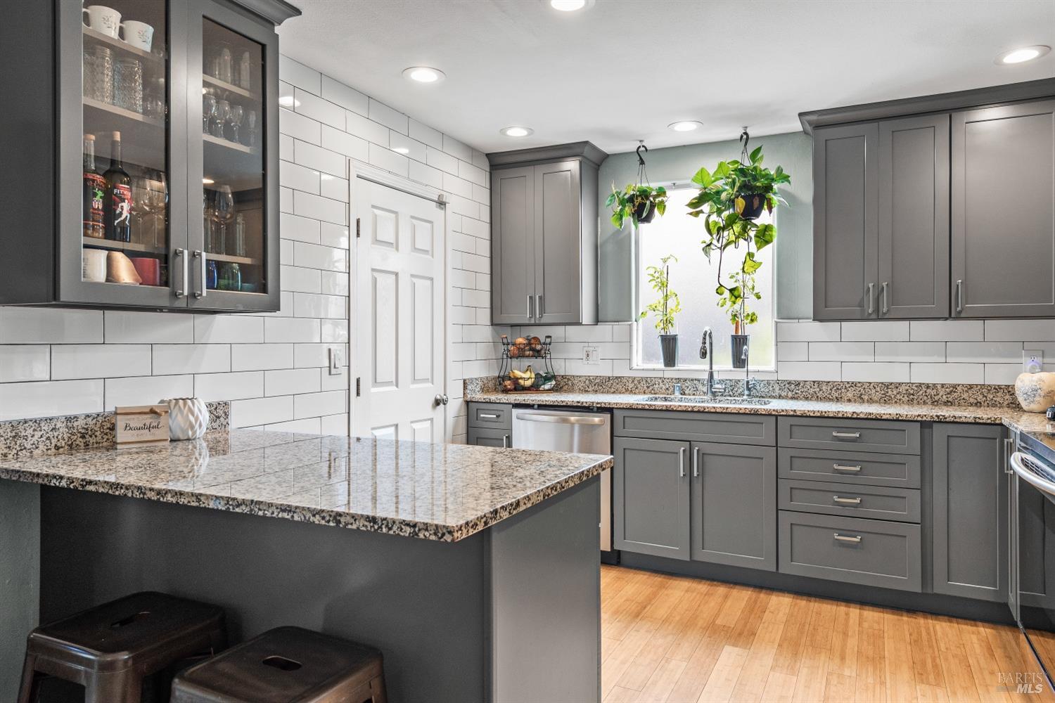 Detail Gallery Image 9 of 34 For 516 Alta Ave, Rohnert Park,  CA 94928 - 5 Beds | 3 Baths