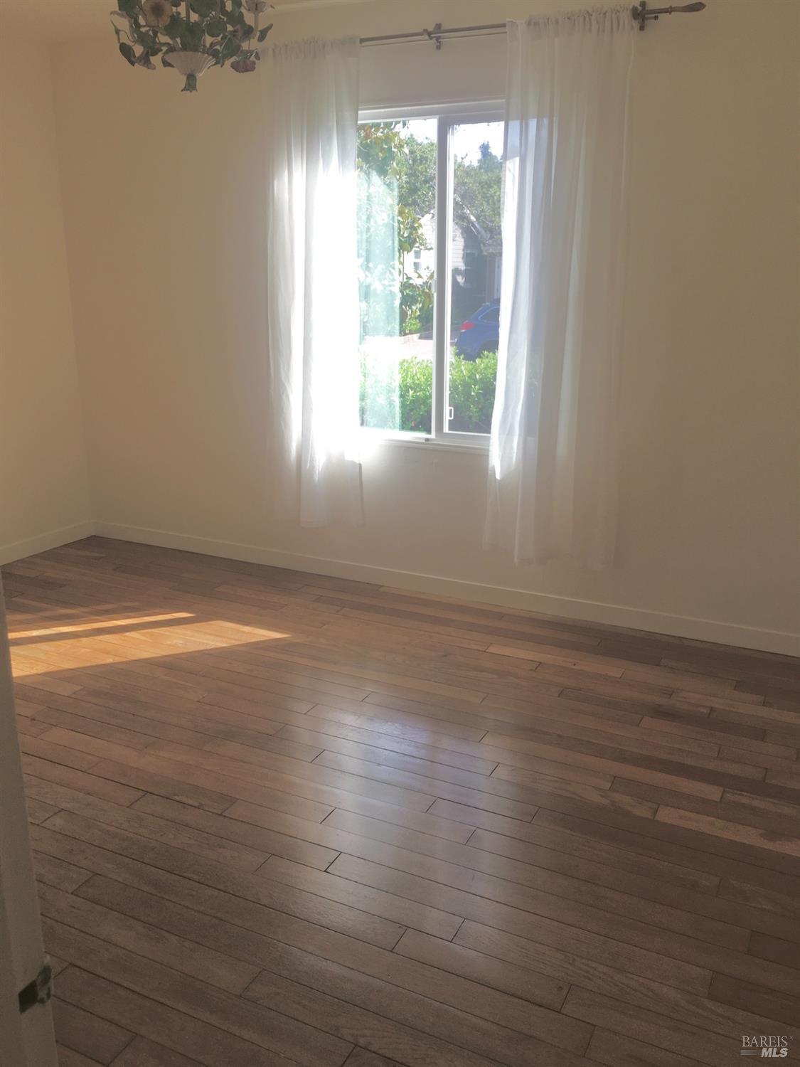Detail Gallery Image 4 of 20 For 40 Valley Cir, Mill Valley,  CA 94941 - 2 Beds | 1 Baths
