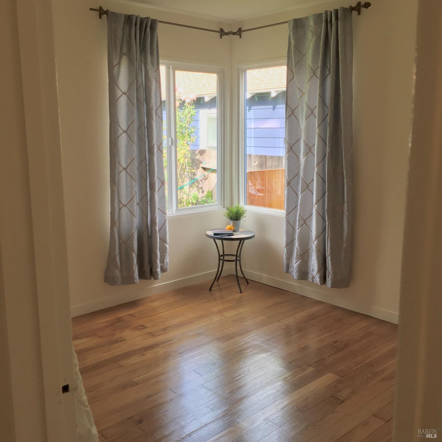 Detail Gallery Image 2 of 20 For 40 Valley Cir, Mill Valley,  CA 94941 - 2 Beds | 1 Baths