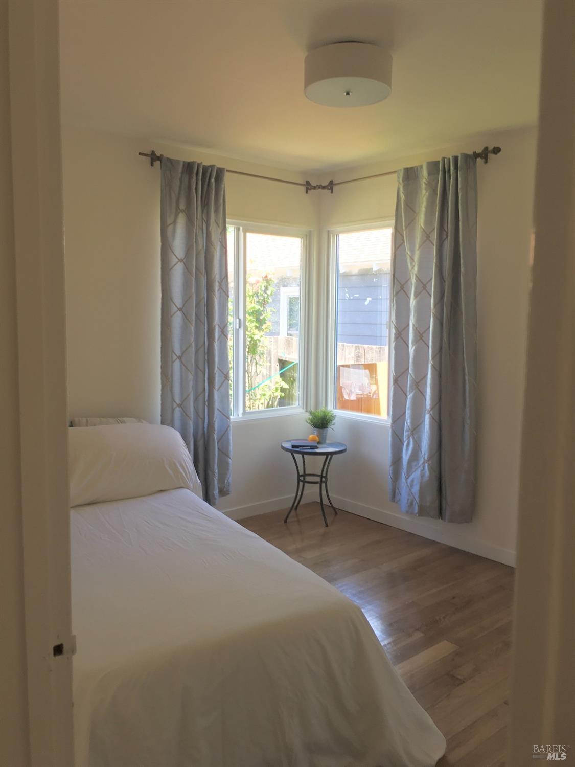 Detail Gallery Image 3 of 20 For 40 Valley Cir, Mill Valley,  CA 94941 - 2 Beds | 1 Baths