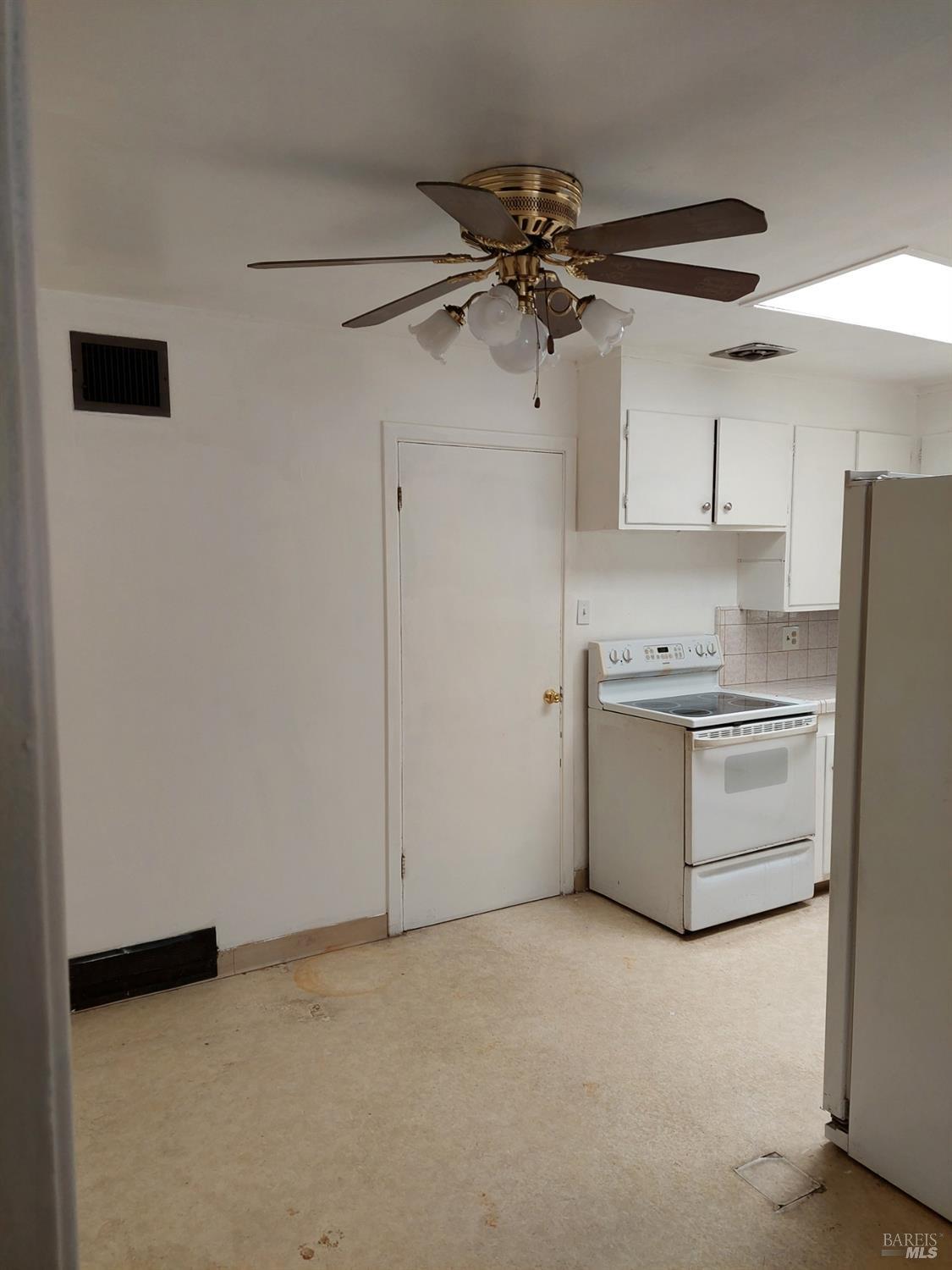 Detail Gallery Image 4 of 16 For 16500 Pine Dr, Fort Bragg,  CA 95437 - 3 Beds | 2 Baths