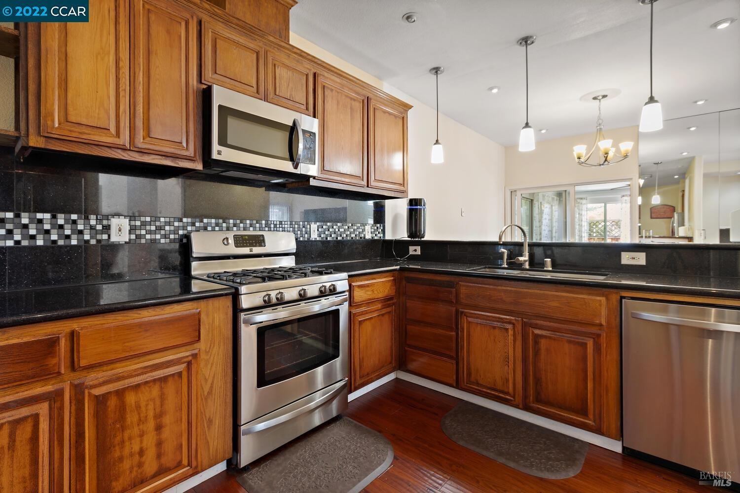 Detail Gallery Image 12 of 24 For 561 Jade Cir, Vallejo,  CA 94590 - 3 Beds | 2/1 Baths