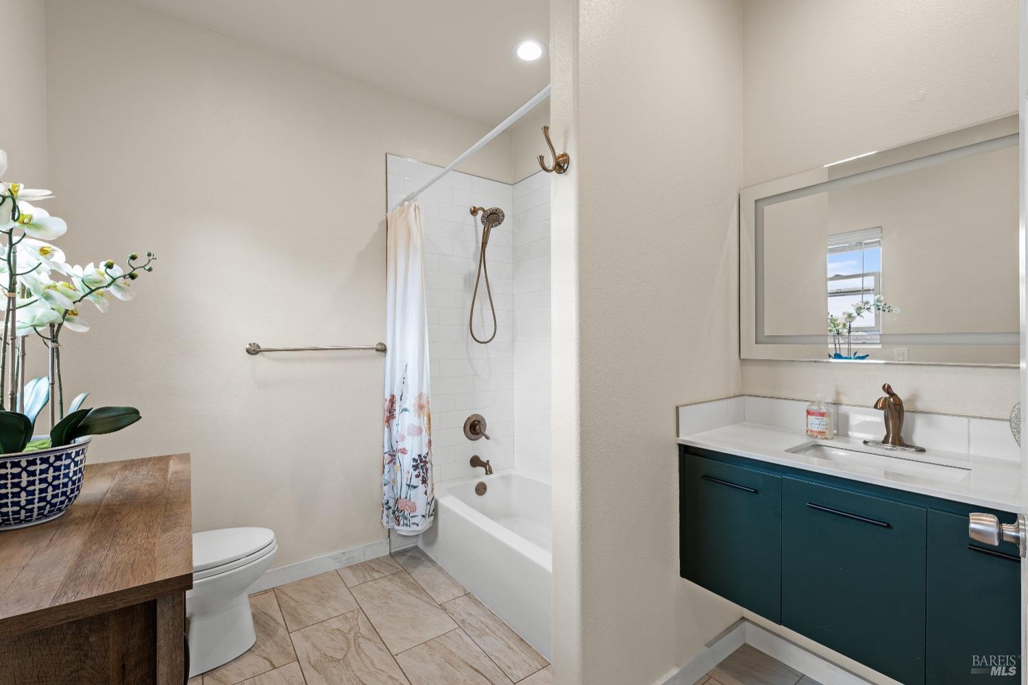 Detail Gallery Image 14 of 34 For 516 Alta Ave, Rohnert Park,  CA 94928 - 5 Beds | 3 Baths