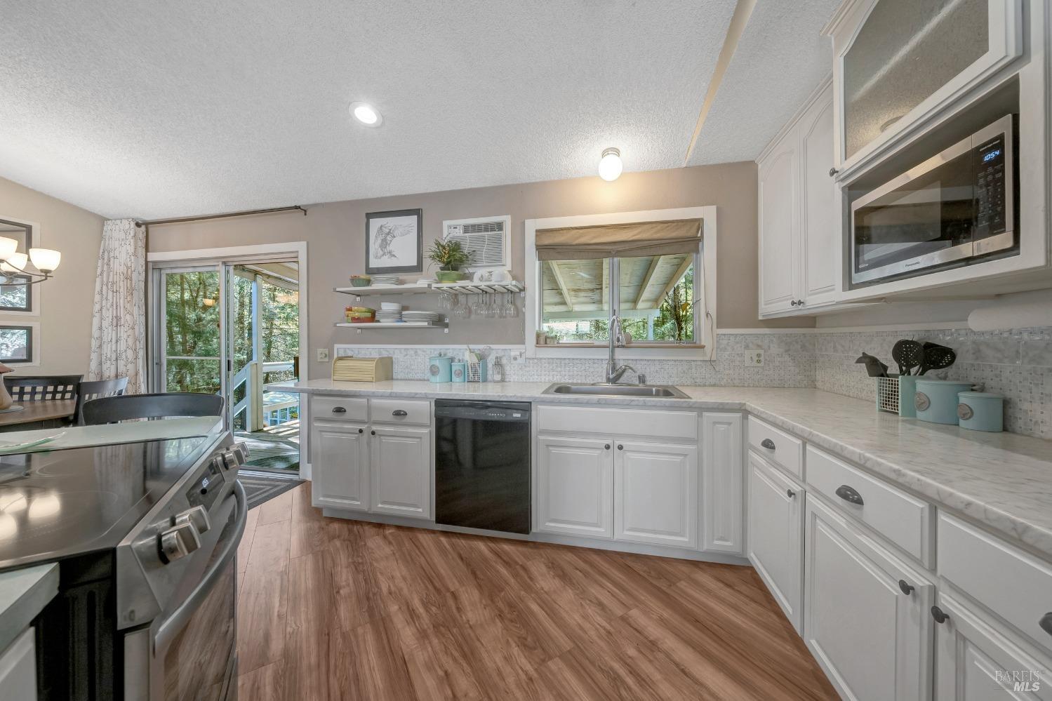 Detail Gallery Image 13 of 61 For 16675 Mountain View Dr, Cobb,  CA 95426 - 4 Beds | 3 Baths