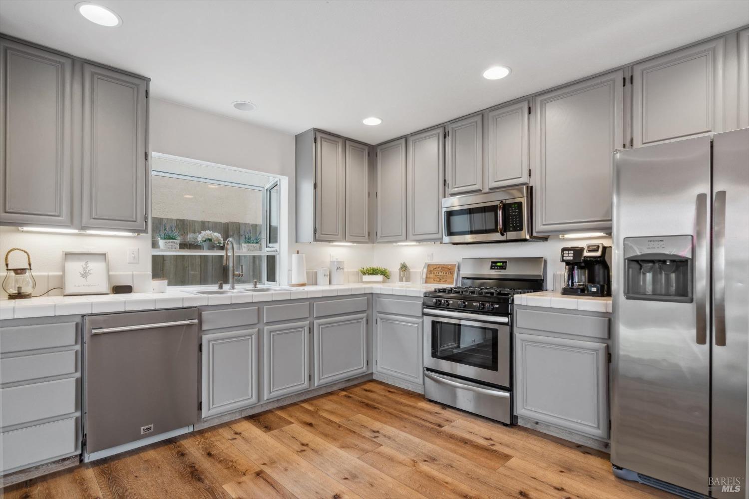 Detail Gallery Image 11 of 29 For 1125 El Macero Way, Windsor,  CA 95492 - 3 Beds | 2/1 Baths