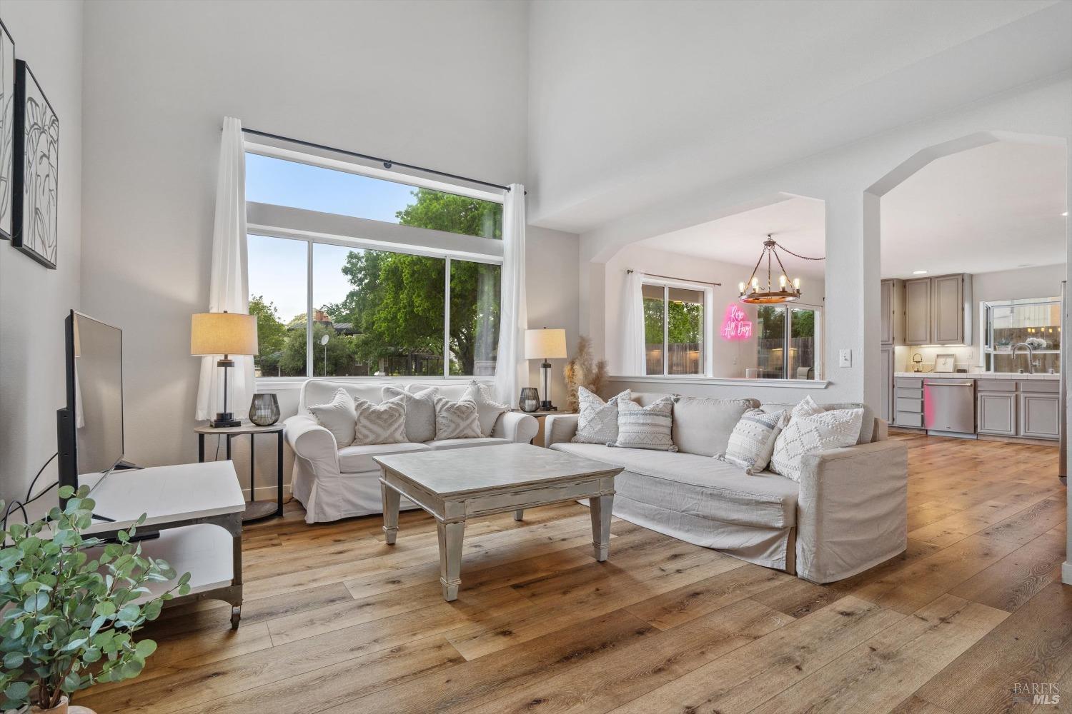 Detail Gallery Image 3 of 29 For 1125 El Macero Way, Windsor,  CA 95492 - 3 Beds | 2/1 Baths