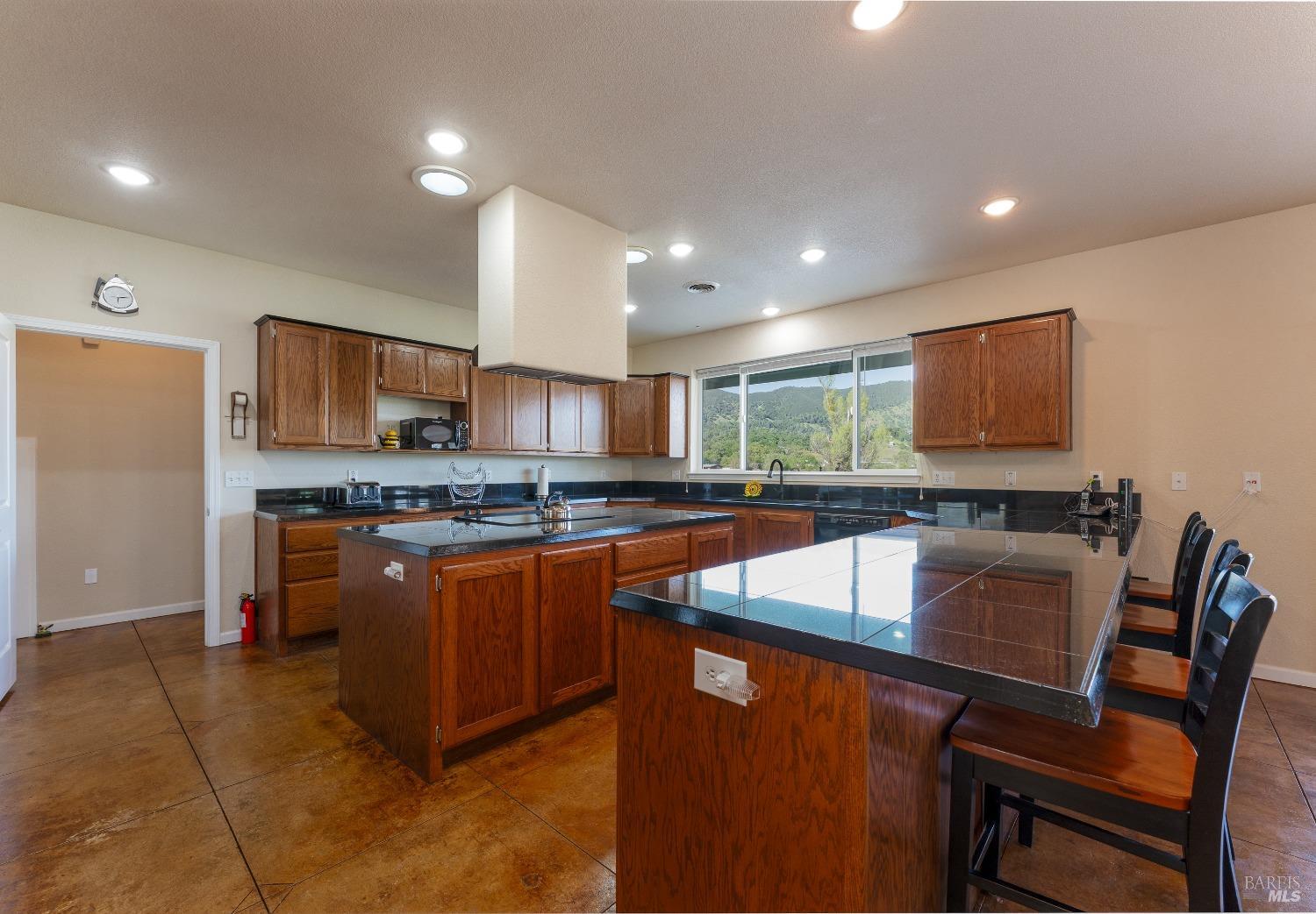 Detail Gallery Image 10 of 49 For 2260 Lakeshore Blvd, Upper Lake,  CA 95485 - 3 Beds | 3 Baths