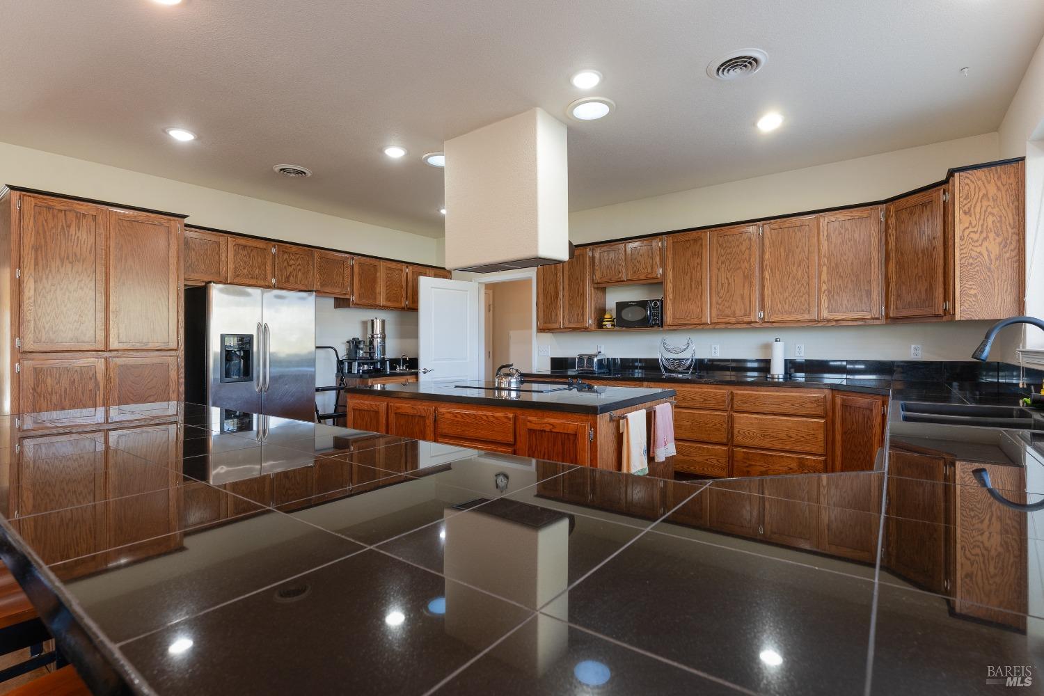 Detail Gallery Image 11 of 49 For 2260 Lakeshore Blvd, Upper Lake,  CA 95485 - 3 Beds | 3 Baths