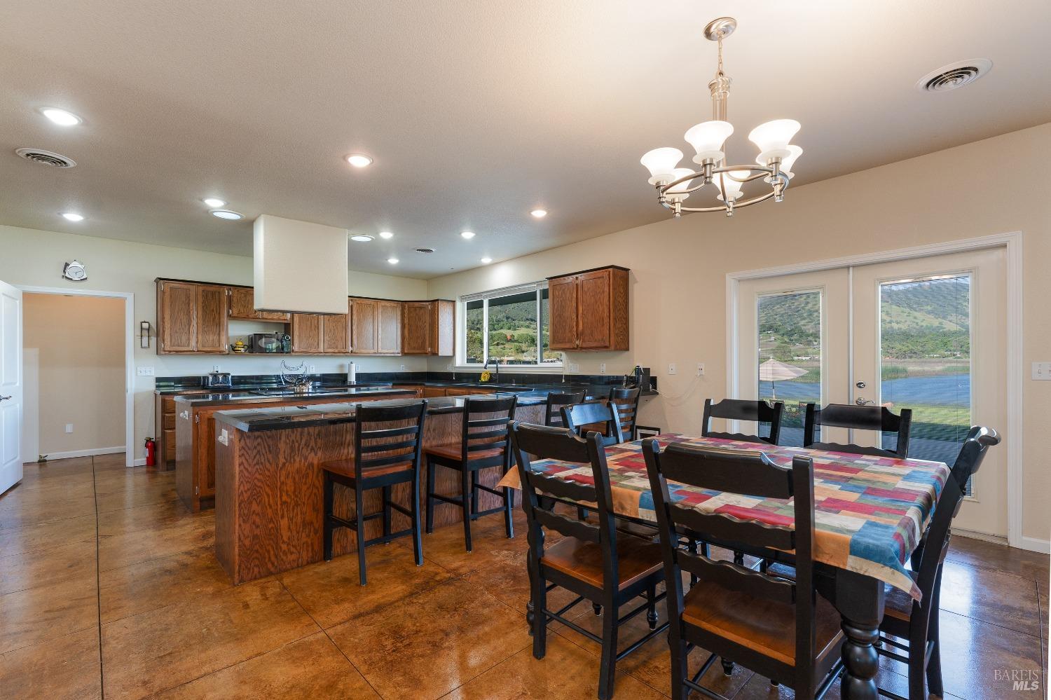 Detail Gallery Image 9 of 49 For 2260 Lakeshore Blvd, Upper Lake,  CA 95485 - 3 Beds | 3 Baths