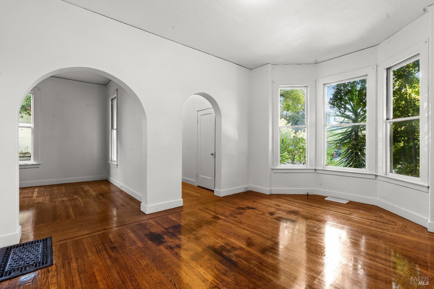 Detail Gallery Image 4 of 56 For 708 York St, Vallejo,  CA 94590 - 4 Beds | 2 Baths