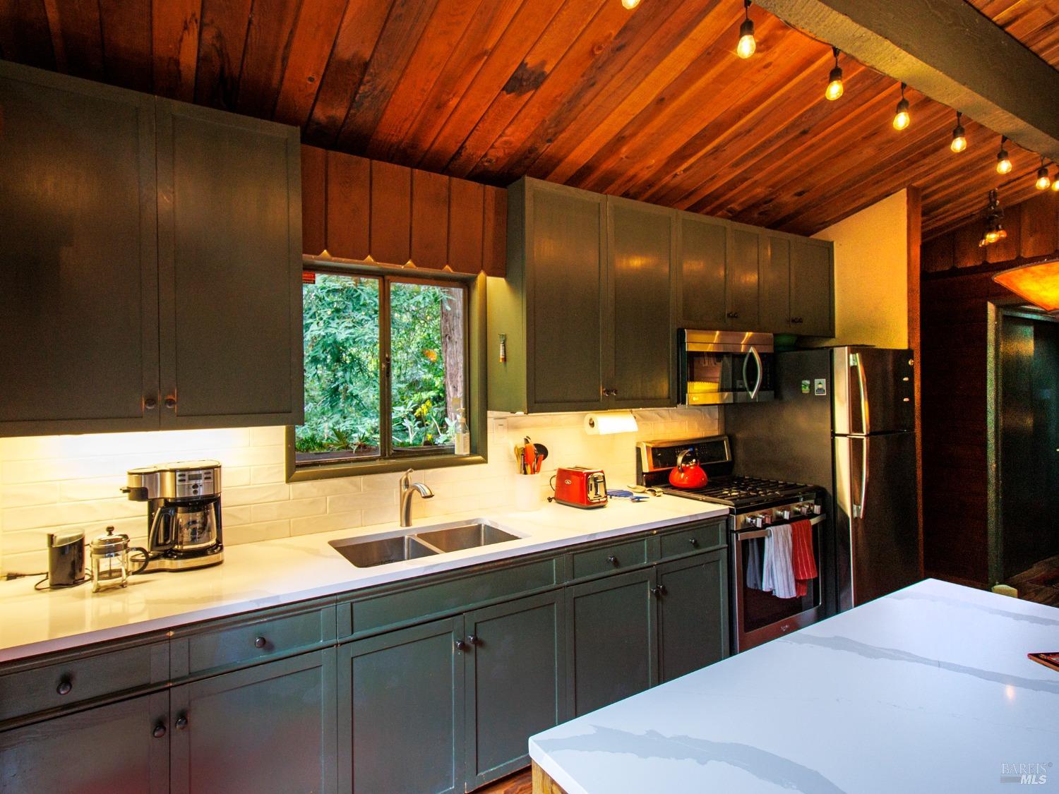 Detail Gallery Image 8 of 39 For 2660 Cazadero Hwy, Cazadero,  CA 95421 - 2 Beds | 1 Baths