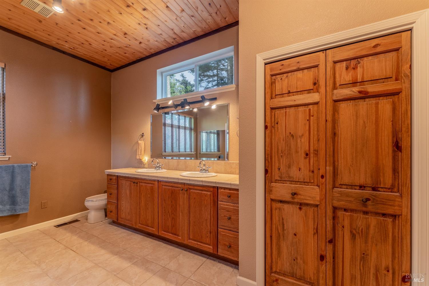 Detail Gallery Image 18 of 39 For 27040 Ridge Rd, Willits,  CA 95490 - 3 Beds | 2/1 Baths