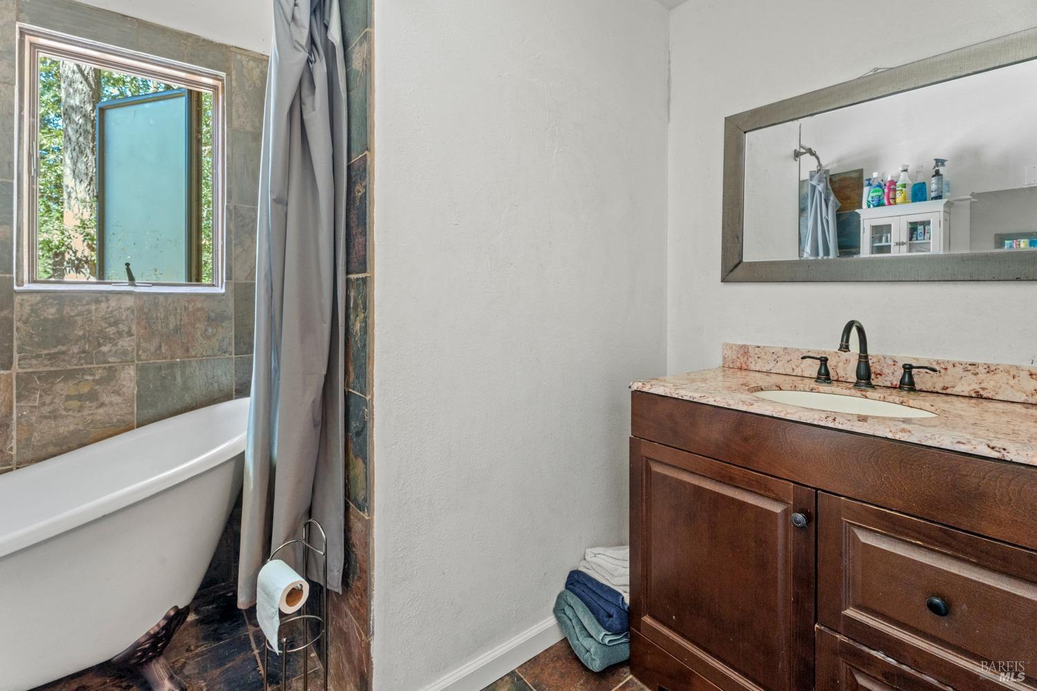 Detail Gallery Image 8 of 14 For 23551 Ridge Rd, Willits,  CA 95490 - 2 Beds | 2 Baths