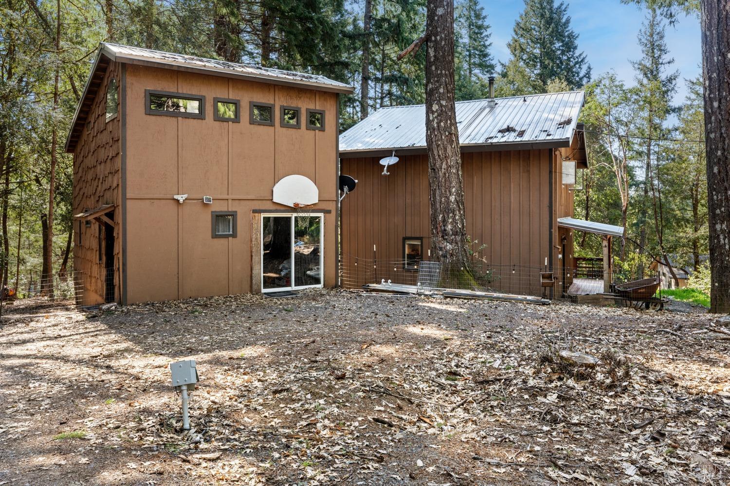 Detail Gallery Image 1 of 14 For 23551 Ridge Rd, Willits,  CA 95490 - 2 Beds | 2 Baths
