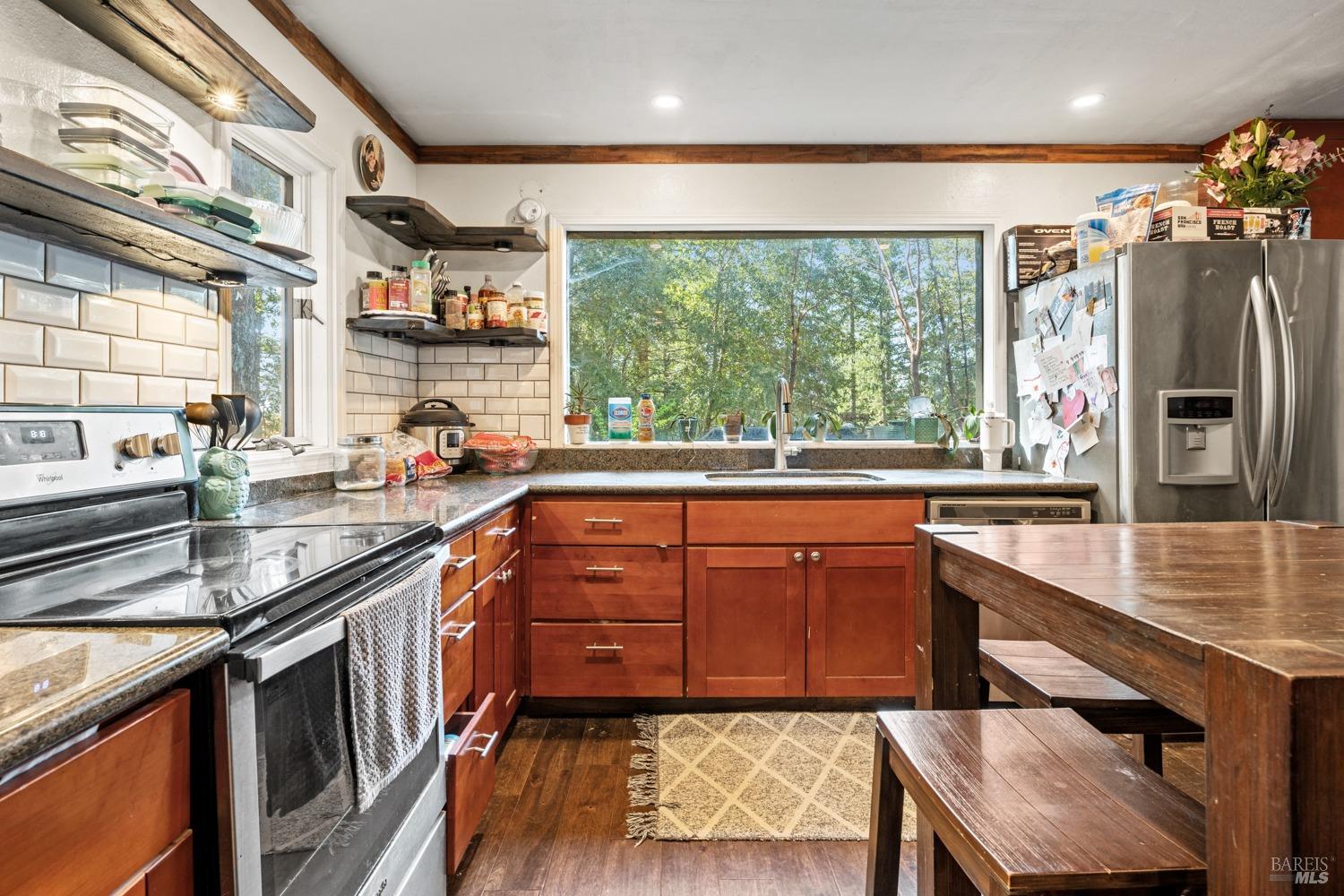 Detail Gallery Image 4 of 14 For 23551 Ridge Rd, Willits,  CA 95490 - 2 Beds | 2 Baths
