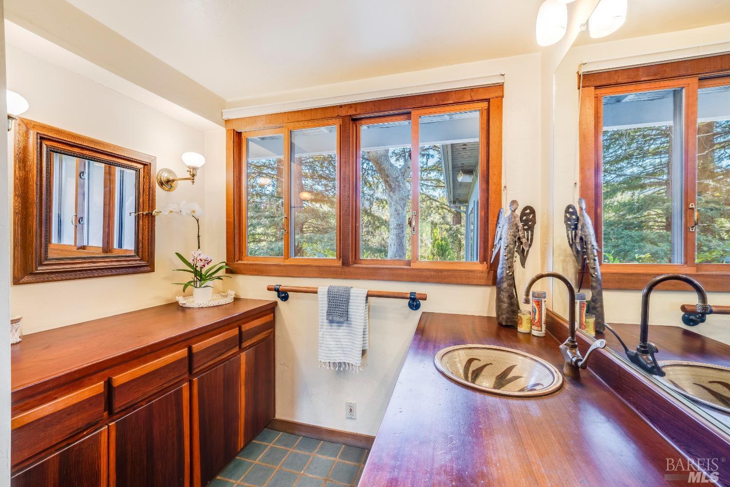 Detail Gallery Image 18 of 53 For 6201 Old River Rd, Ukiah,  CA 95482 - 4 Beds | 2 Baths