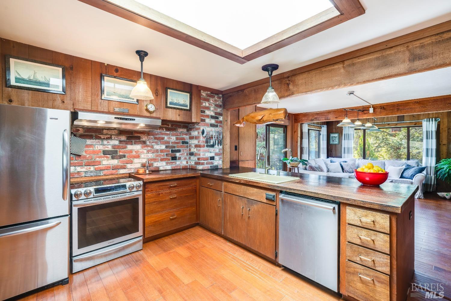 Detail Gallery Image 9 of 53 For 6201 Old River Rd, Ukiah,  CA 95482 - 4 Beds | 2 Baths