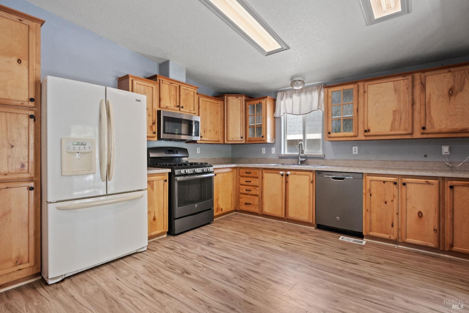 Detail Gallery Image 8 of 21 For 28474 N Highway 101 Unkn, Willits,  CA 95490 - 3 Beds | 2 Baths