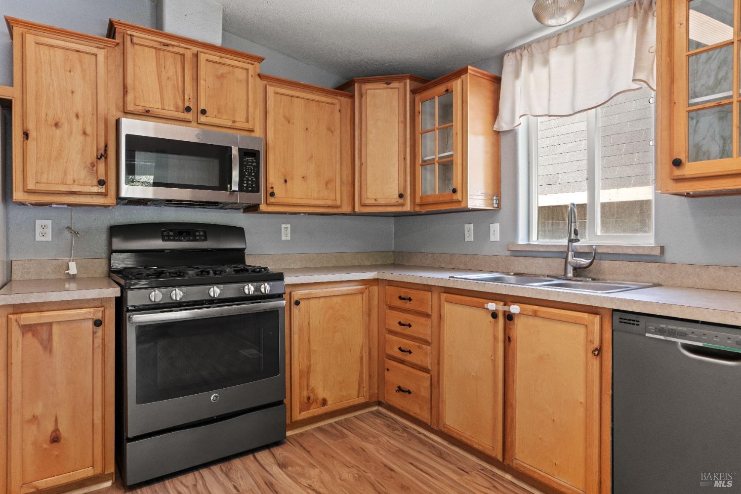 Detail Gallery Image 9 of 21 For 28474 N Highway 101 Unkn, Willits,  CA 95490 - 3 Beds | 2 Baths