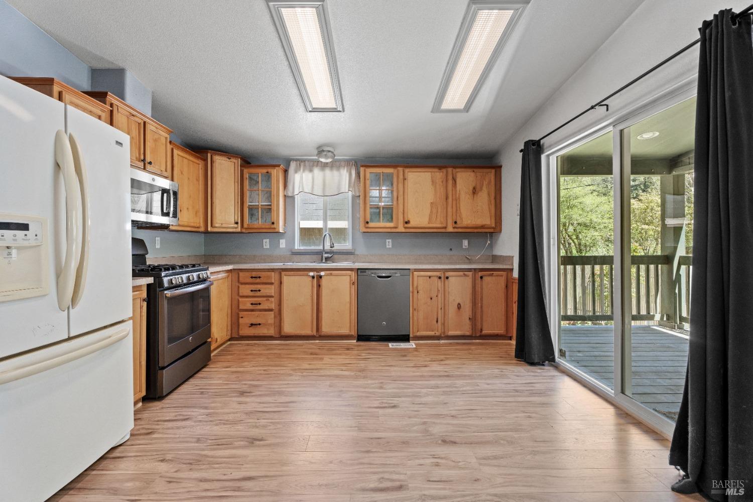 Detail Gallery Image 7 of 21 For 28474 N Highway 101 Unkn, Willits,  CA 95490 - 3 Beds | 2 Baths
