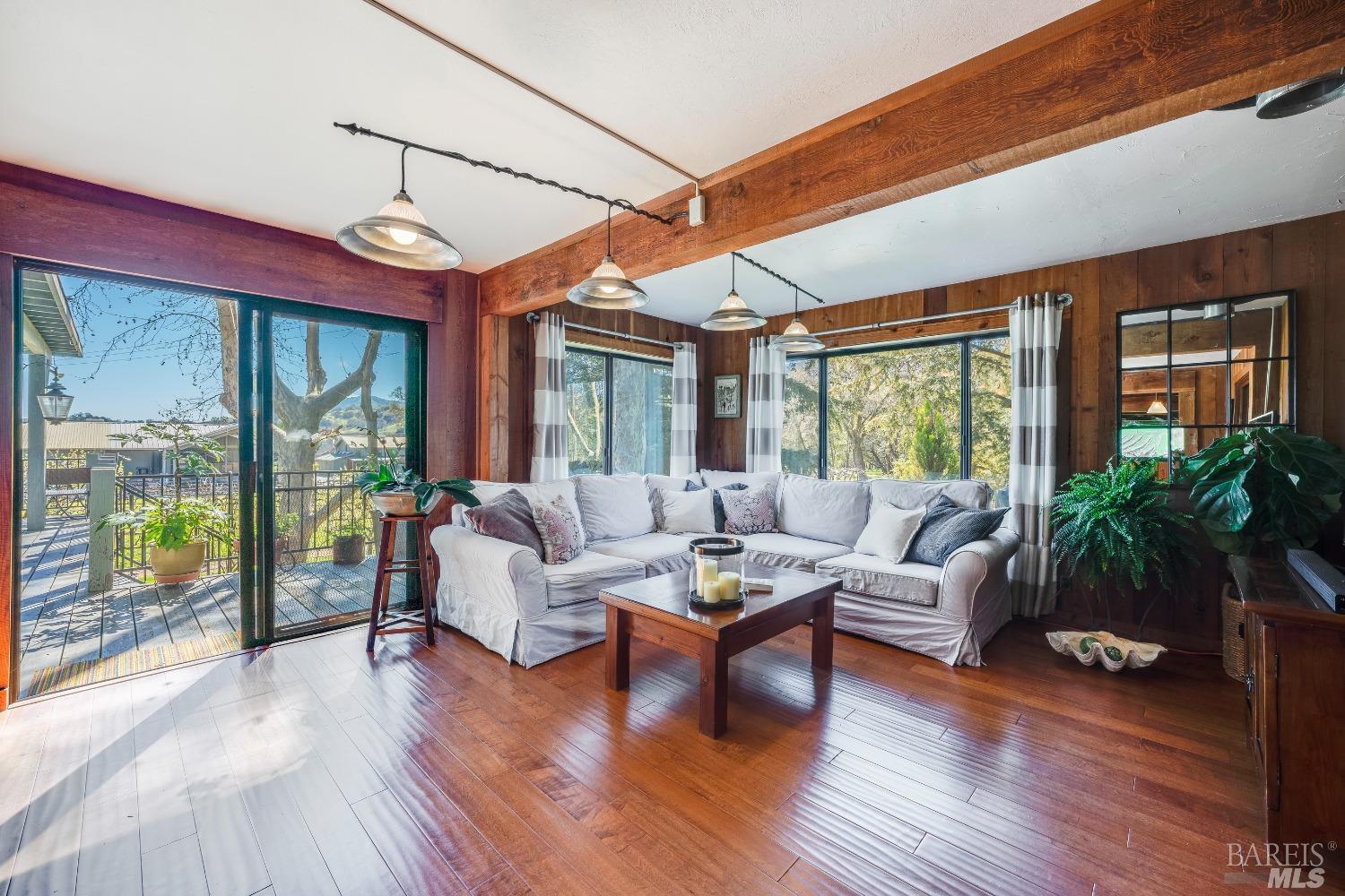Detail Gallery Image 6 of 53 For 6201 Old River Rd, Ukiah,  CA 95482 - 4 Beds | 2 Baths