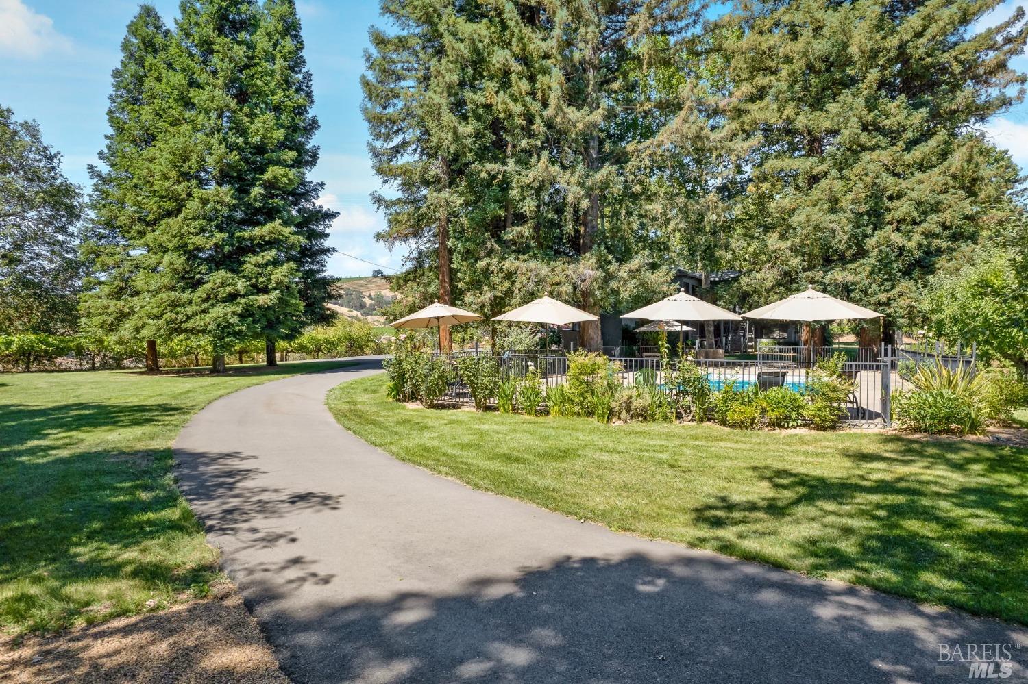 Detail Gallery Image 2 of 53 For 6201 Old River Rd, Ukiah,  CA 95482 - 4 Beds | 2 Baths