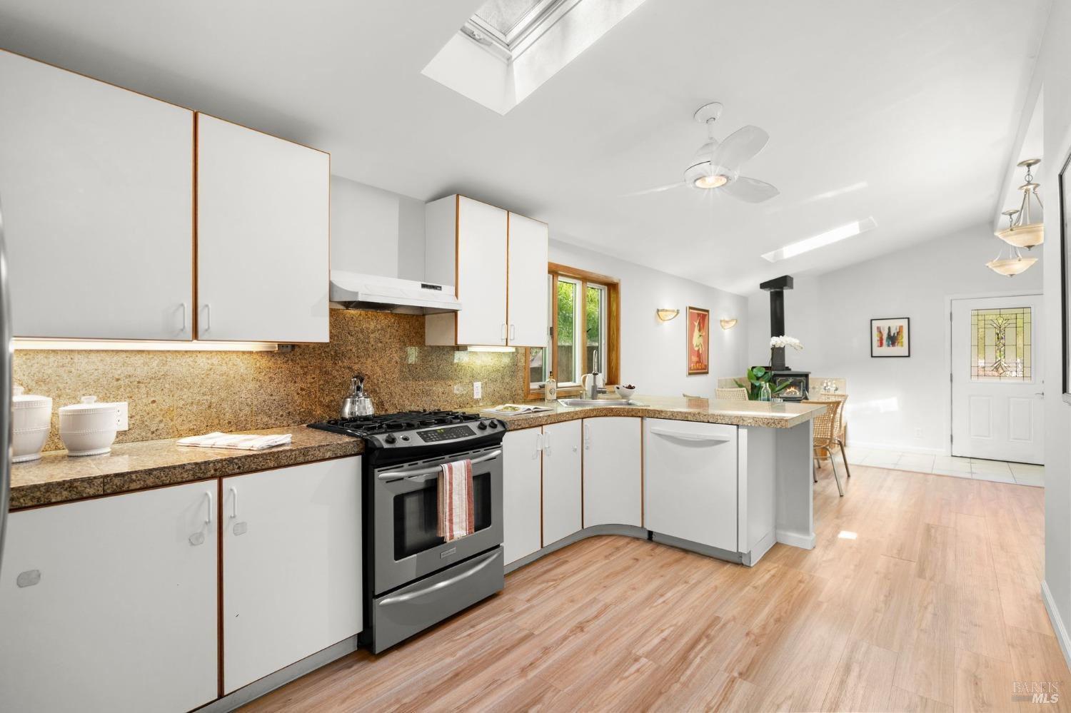 Detail Gallery Image 9 of 24 For 31 Aztec Ave, Forest Knolls,  CA 94933 - 2 Beds | 1 Baths