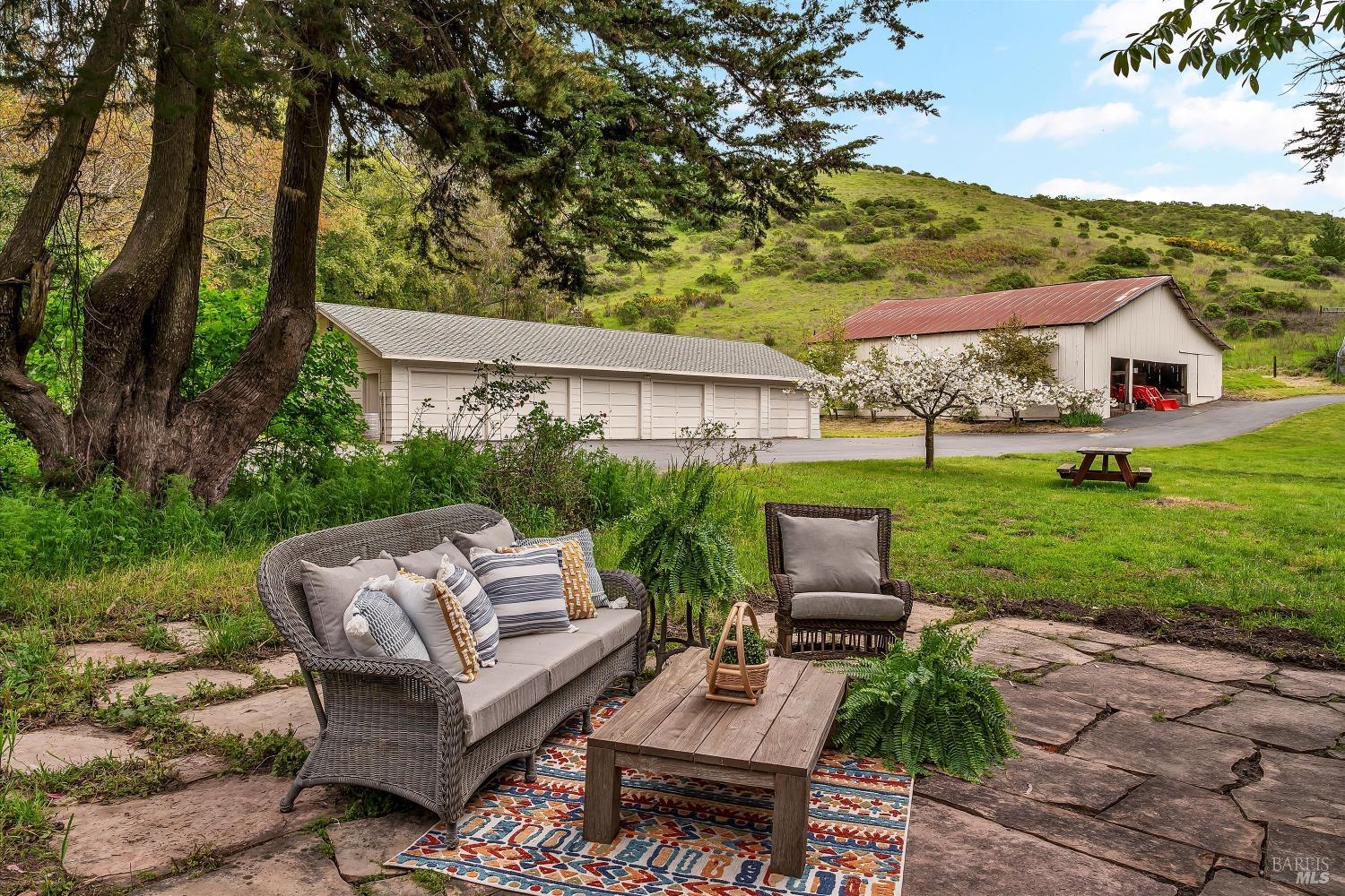 Detail Gallery Image 14 of 93 For 5000 Carroll Rd, Petaluma,  CA 94952 - 6 Beds | 5 Baths