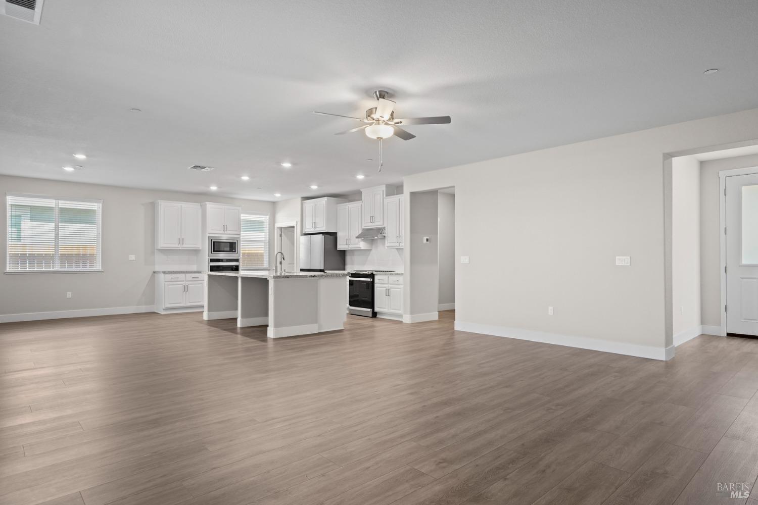 Detail Gallery Image 4 of 23 For 2240 Rustic Oak Ln, Rio Vista,  CA 94571 - 3 Beds | 3 Baths
