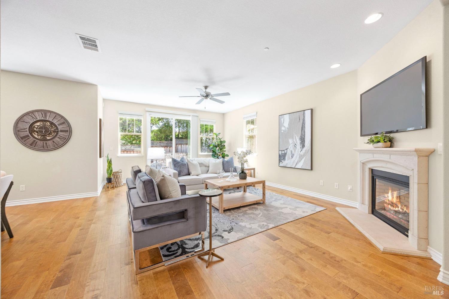 Detail Gallery Image 11 of 73 For 34 Canyon Green Loop, Novato,  CA 94947 - 4 Beds | 3 Baths