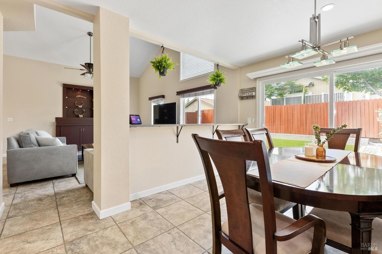 Detail Gallery Image 9 of 37 For 814 Morissette Way, Vacaville,  CA 95687 - 3 Beds | 2/1 Baths