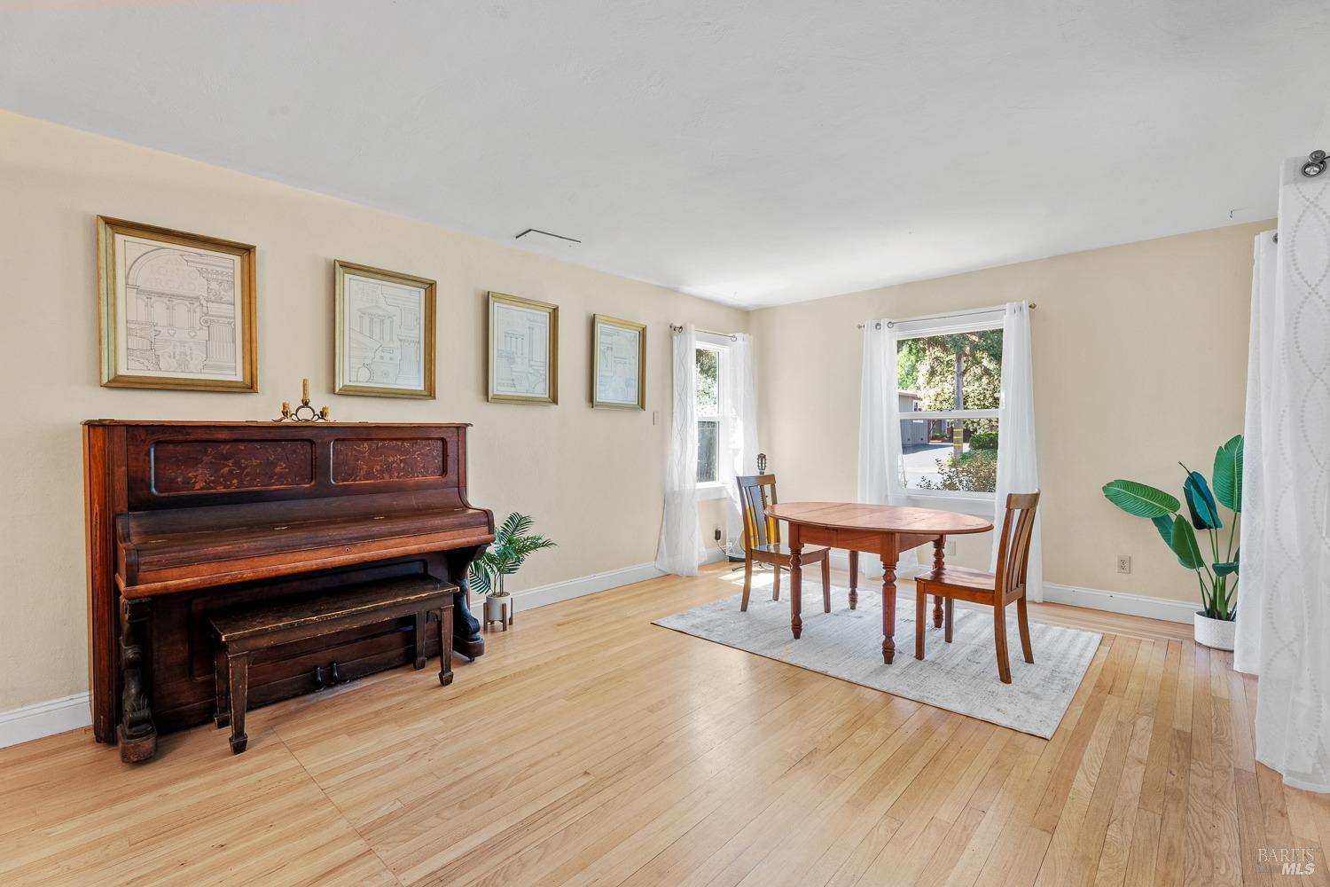 Detail Gallery Image 5 of 35 For 555 Hazel Ave, Ukiah,  CA 95482 - 4 Beds | 3 Baths