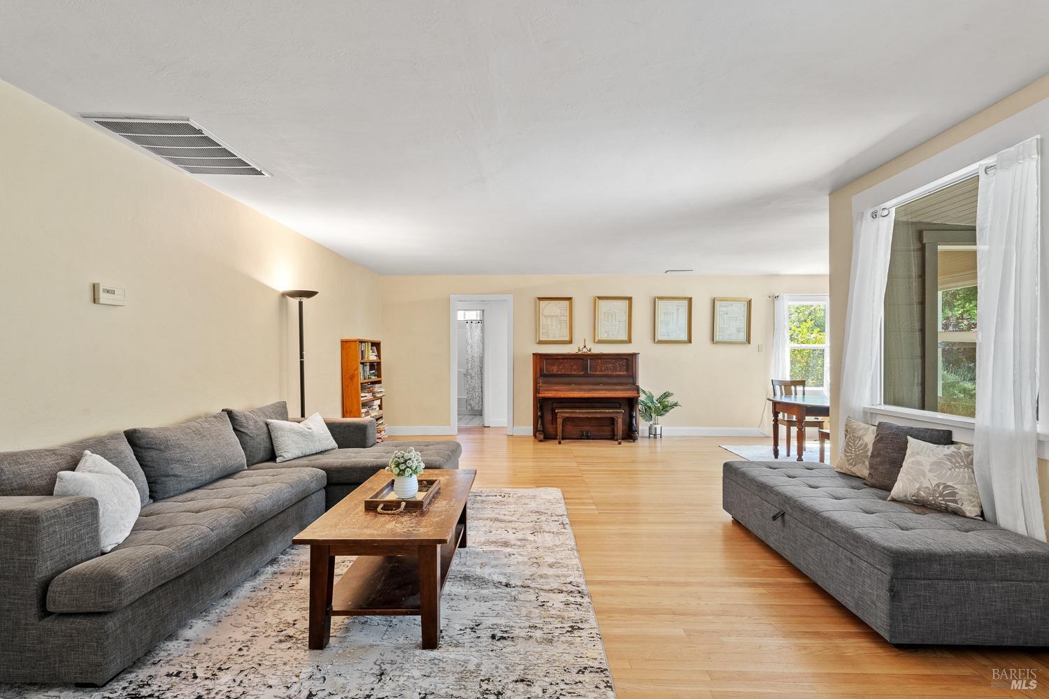 Detail Gallery Image 4 of 35 For 555 Hazel Ave, Ukiah,  CA 95482 - 4 Beds | 3 Baths
