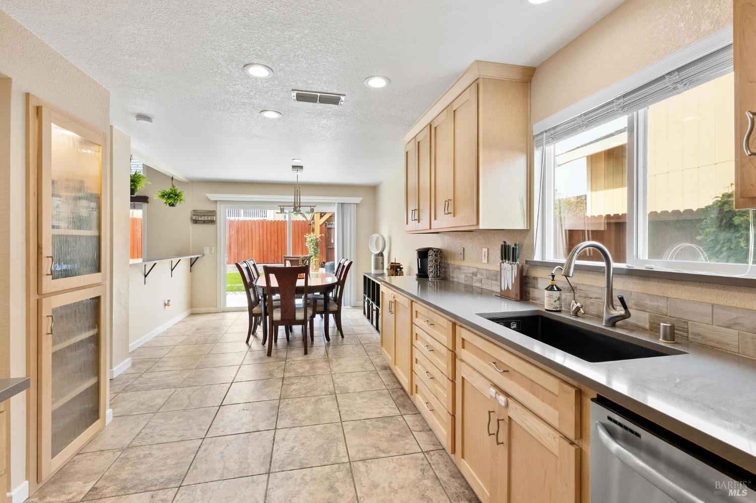 Detail Gallery Image 12 of 37 For 814 Morissette Way, Vacaville,  CA 95687 - 3 Beds | 2/1 Baths