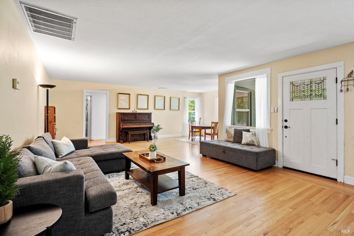 Detail Gallery Image 3 of 35 For 555 Hazel Ave, Ukiah,  CA 95482 - 4 Beds | 3 Baths