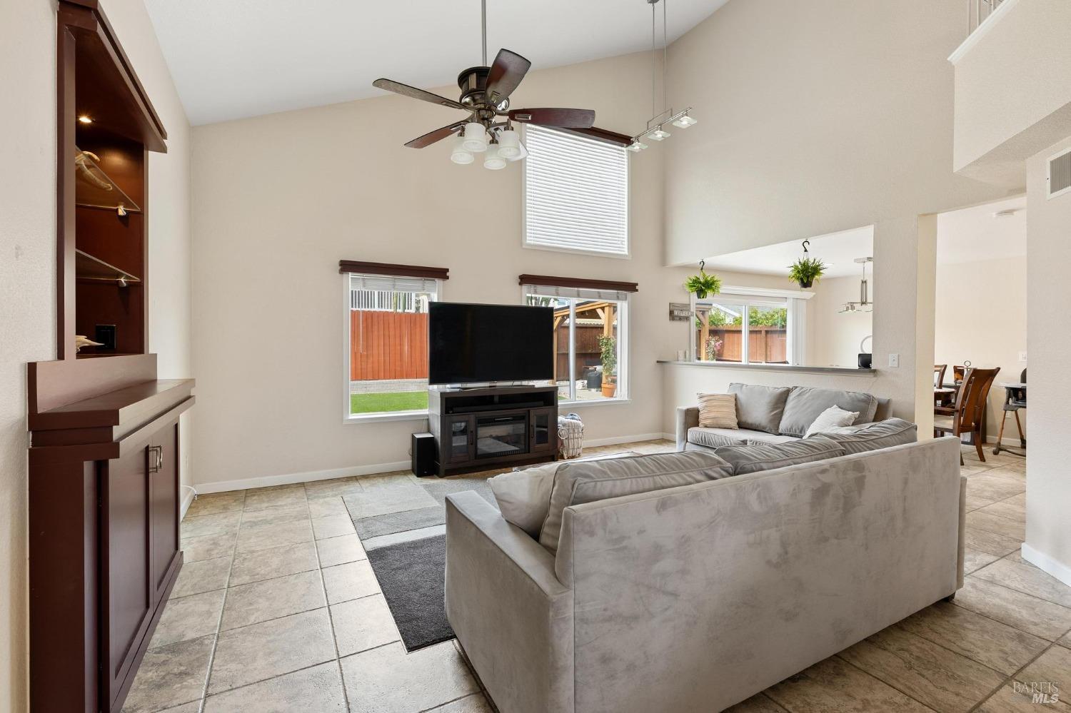 Detail Gallery Image 5 of 37 For 814 Morissette Way, Vacaville,  CA 95687 - 3 Beds | 2/1 Baths