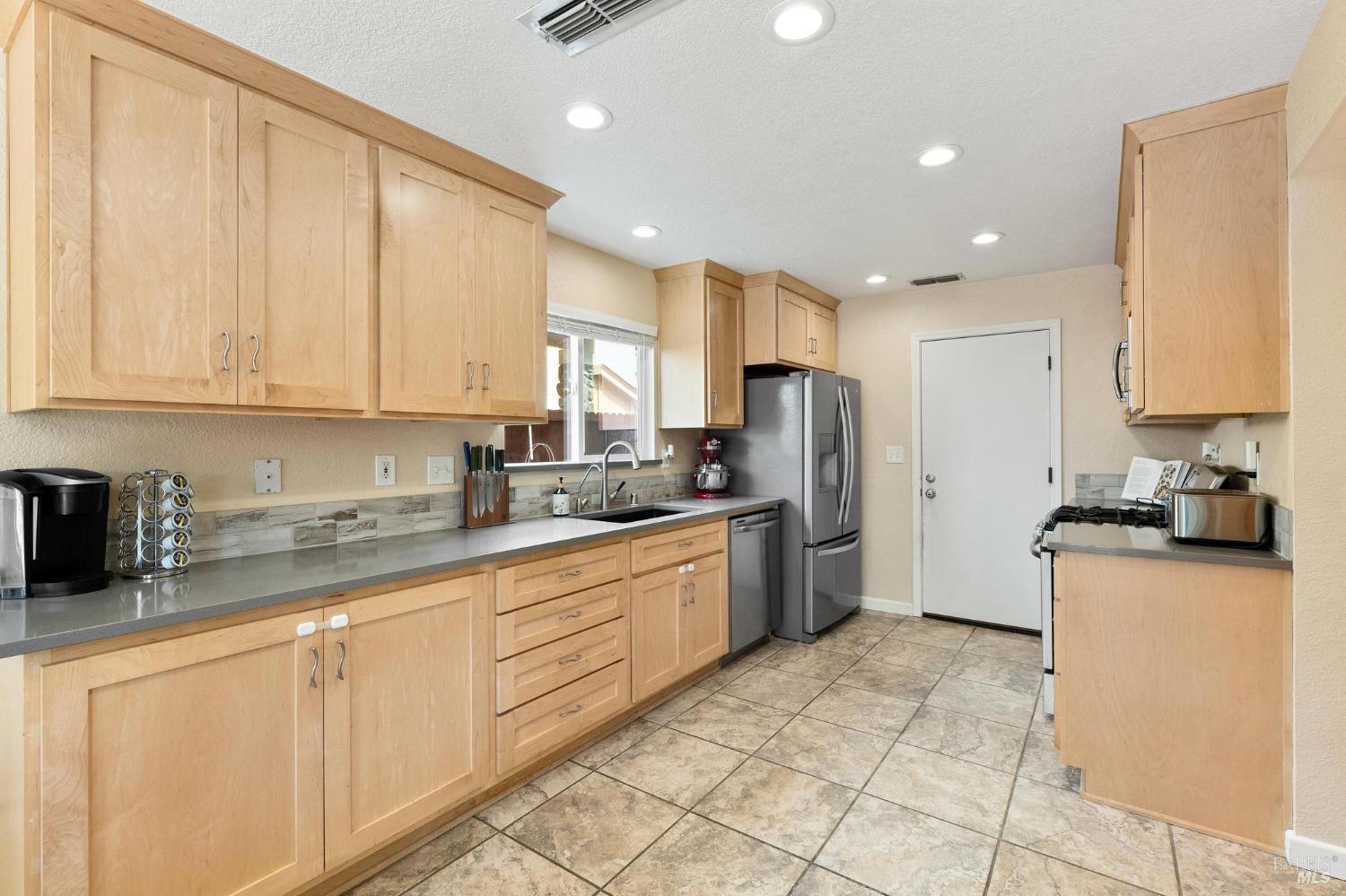 Detail Gallery Image 10 of 37 For 814 Morissette Way, Vacaville,  CA 95687 - 3 Beds | 2/1 Baths