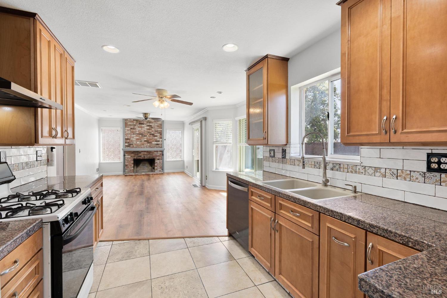 Detail Gallery Image 11 of 42 For 728 Monte Carlo Dr, Suisun City,  CA 94585 - 4 Beds | 3 Baths